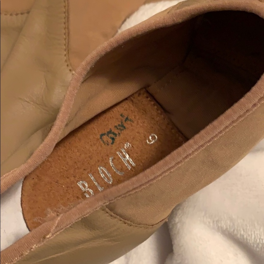 PERFECT tan jazz shoes!